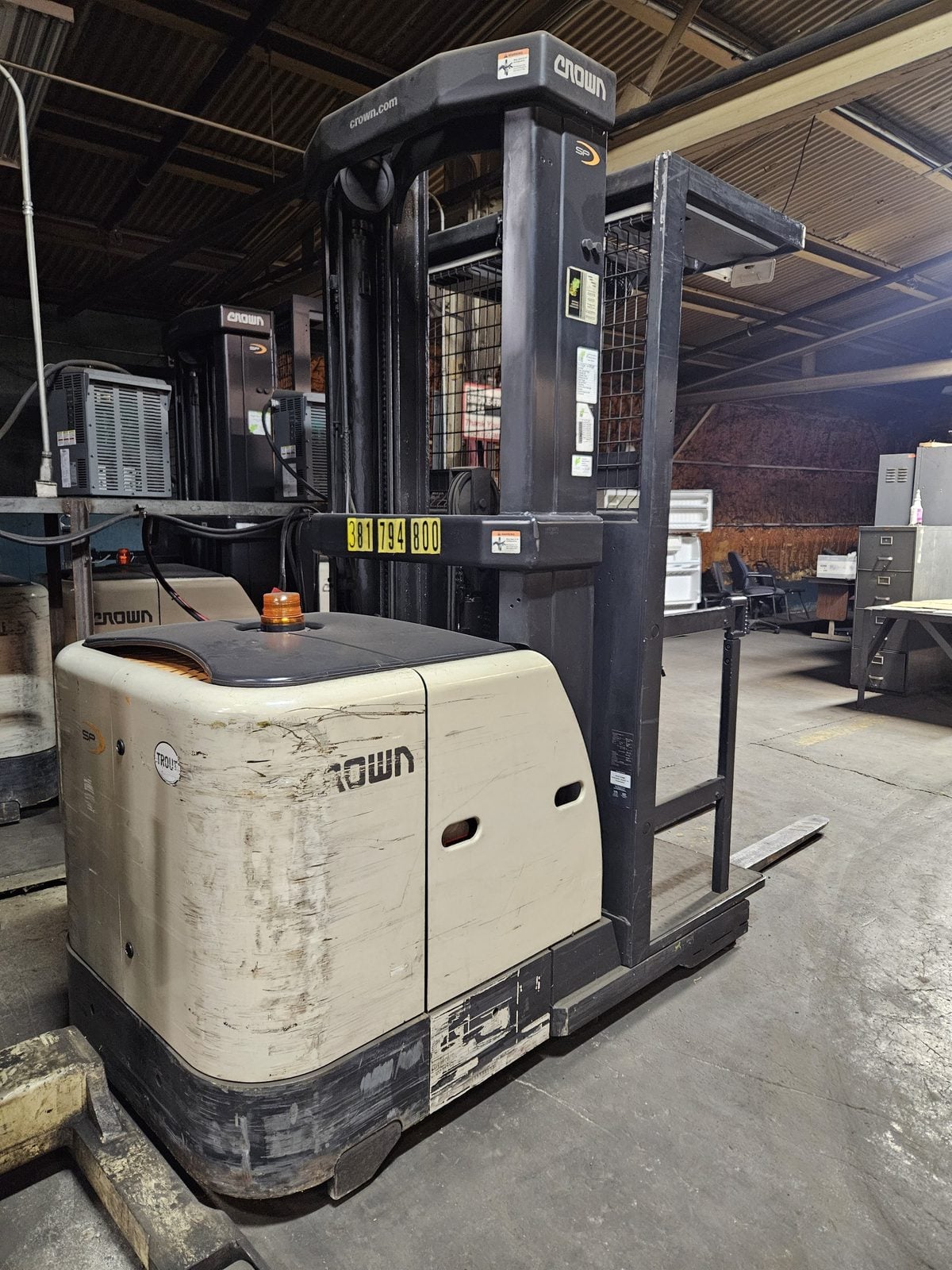 Crown #SP3520-30, Electric Order Picker, SP 3000 series, 24 V., 42" forks, Access 123, w/ EnerSys #EI3-LP-4G - Image 3