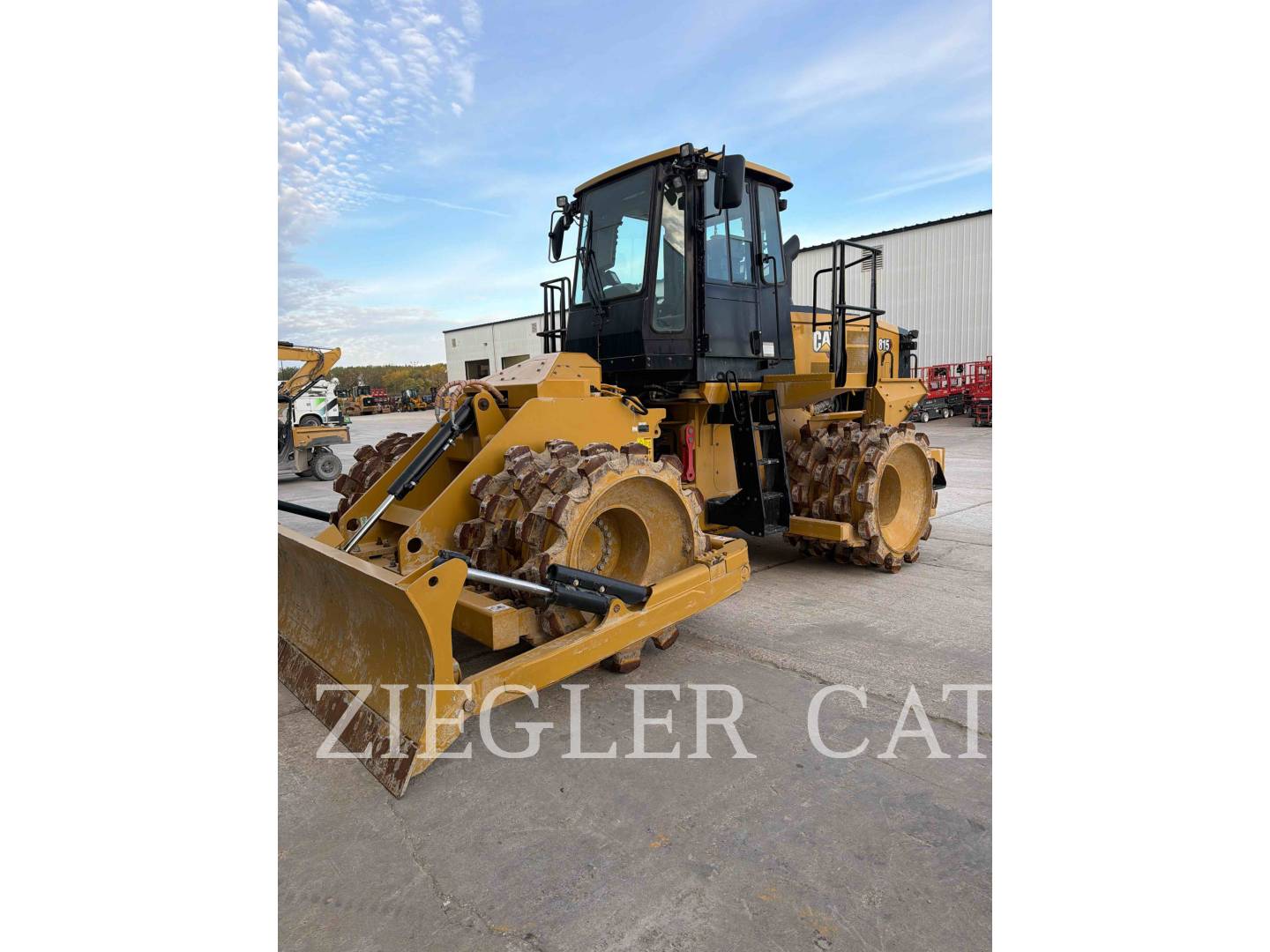 Caterpillar 815, Compactor, 699 hours, S/N: J5T00331, 2025 - Image 1