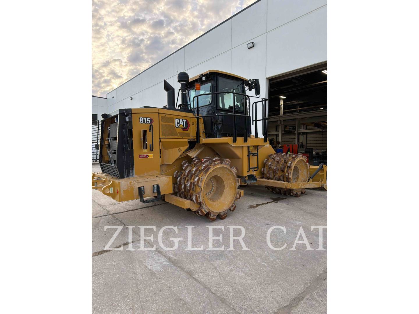 Caterpillar 815, Compactor, 699 hours, S/N: J5T00331, 2025 - Image 3
