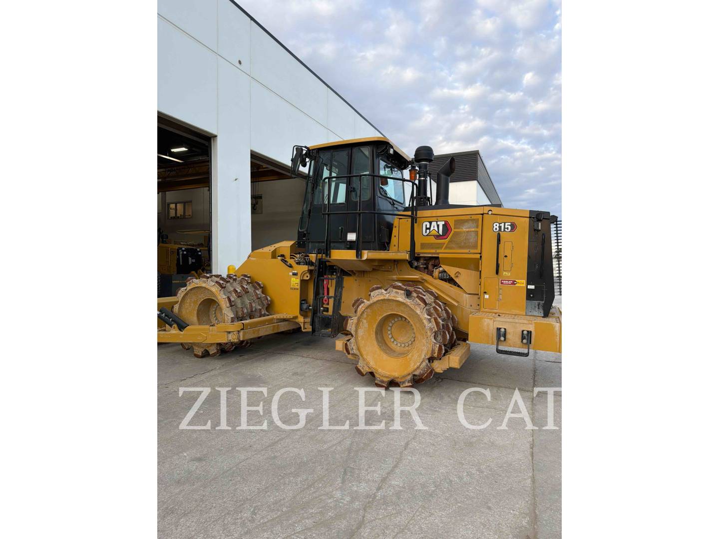 Caterpillar 815, Compactor, 699 hours, S/N: J5T00331, 2025 - Image 4