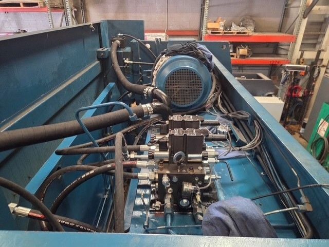 220 Ton, LVD #220-BH-10E, CNC press brake, 10' overall, 8' between housing, retrofitted Cybelec CybTouch 15PS - Image 4