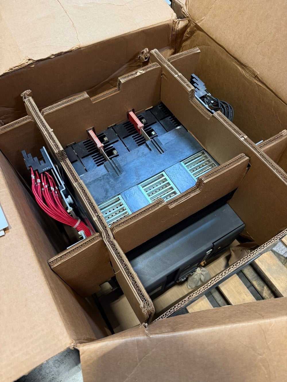 4000 Amps, General Electric, PowerBreak II SSD40B440, 600 Volts 3 Pole Circuit Breaker, new (2 Available) - Image 2