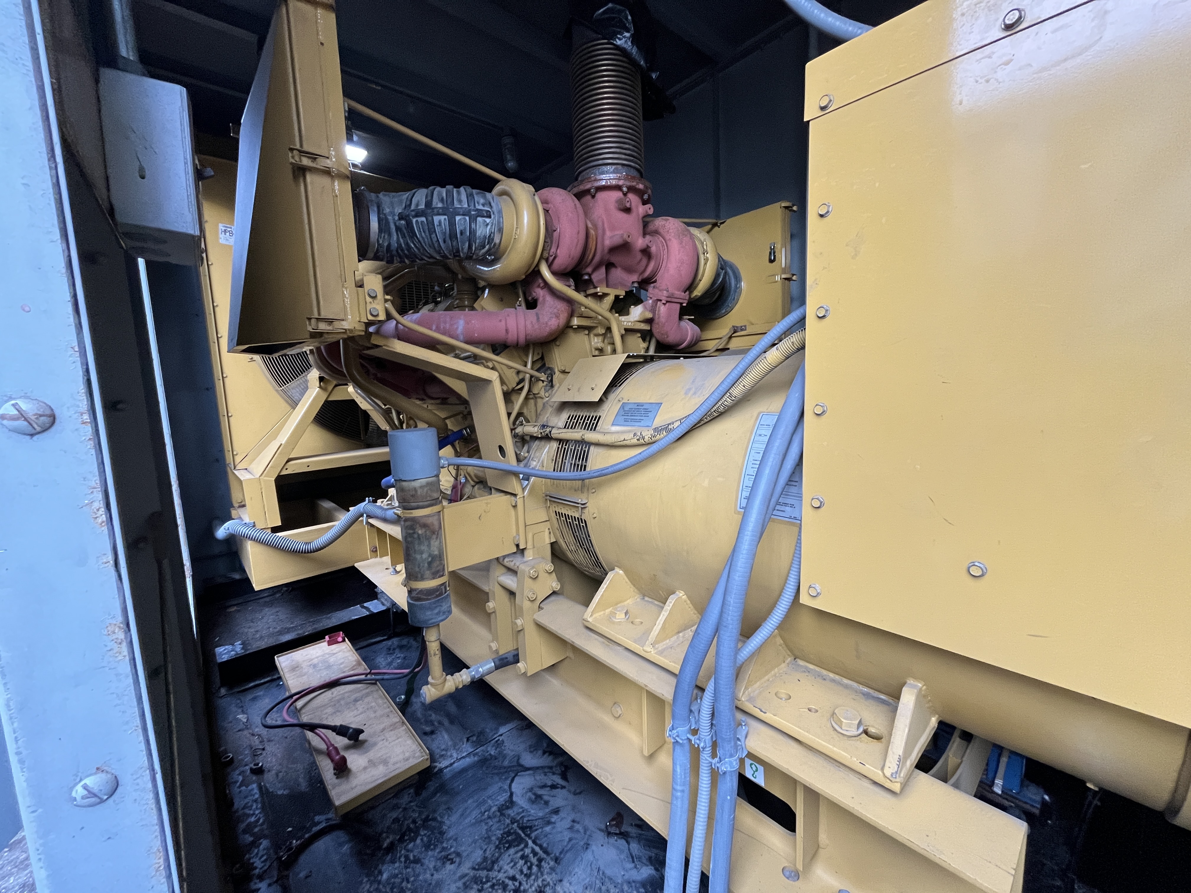 800 KW Caterpillar #3412C, Diesel Generator Set, standby, 277/480 Volts, 1800 RPM, weatherproof enclosure - Image 10