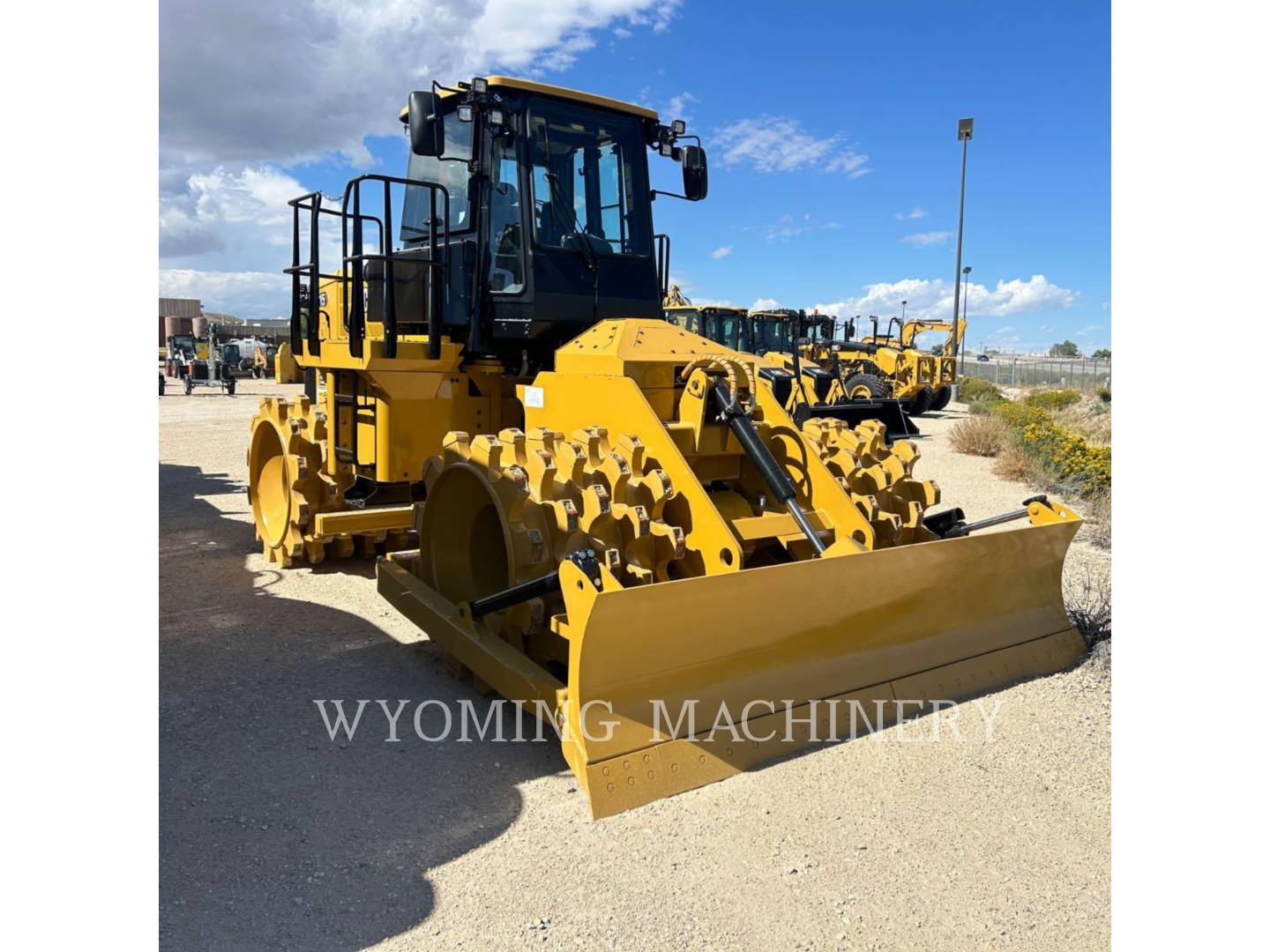 Caterpillar 815, Compactor, 46 hours, S/N: J5T00595, 2026 - Image 2