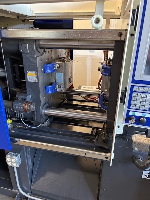 135 Ton, 6.8 oz., Haitian #MAIII-1200/400, inkection molding machine, low hours, 2021 - Image 2