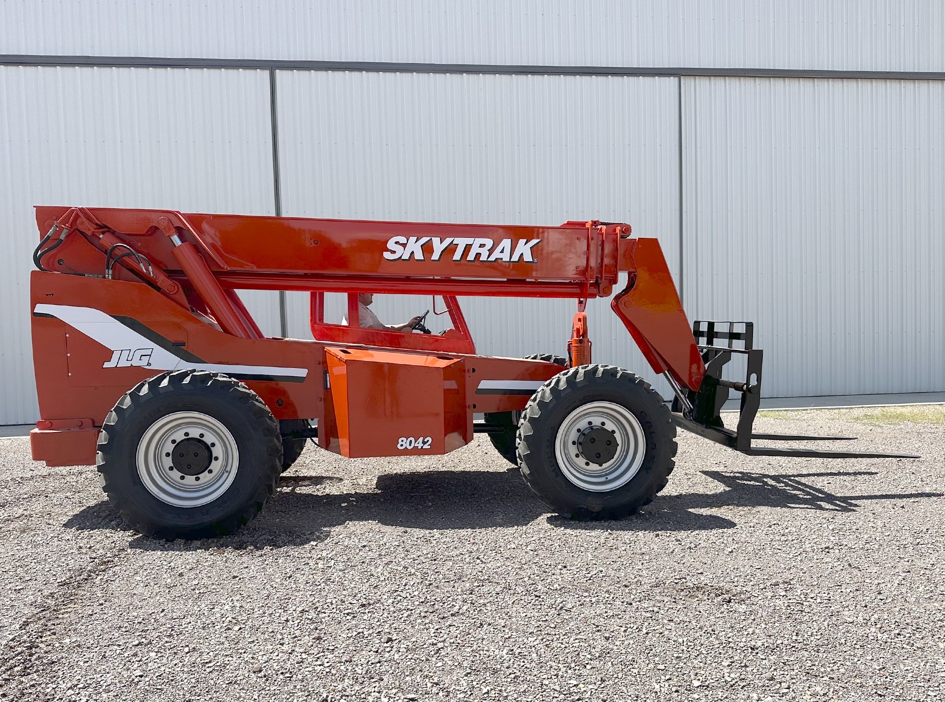 8000 lb. Skytrak #8042, telescopic forklift, 42' lift height, Cummins engine, pneumatic tires, 4608 hours - Image 4