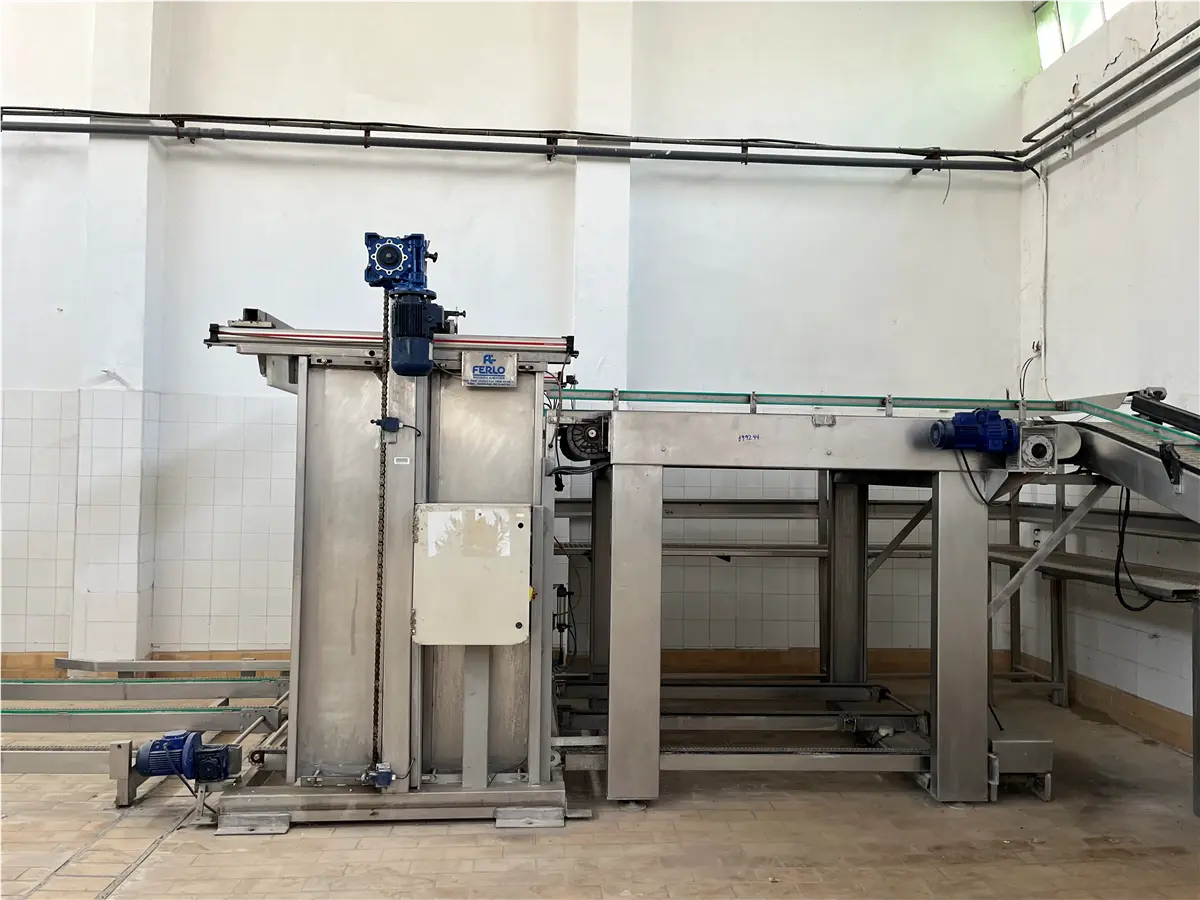 Automatic empty container depalletizer, vacuum sweep type, 27' 11" L, 6.8 HP, modular outfeed conveyor - Image 1