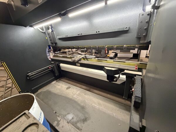 150 Ton, Accurl #SMART-FAB-B32135, CNC press brake, 10' overall, 7.87" stroke, 15 HP, 220 V., 3 phase, 2019 - Image 3