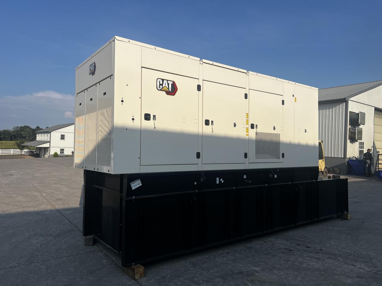 400 KW Caterpillar #C13, Diesel Generator Set, 480 Volts, 621 HP @ 1800 RPM, circuit breaker, sound - Image 1